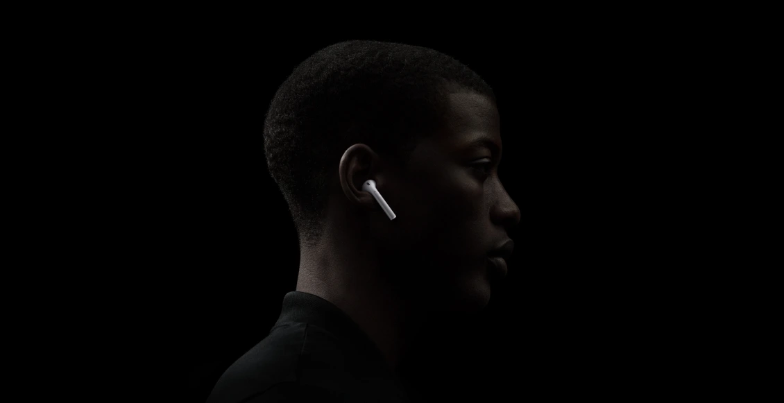 Беспроводные наушники Apple AirPods 2 с зарядным футляром фуксия матовый Беспроводные наушники Apple AirPods 2 с зарядным футляром фуксия матовый - 1